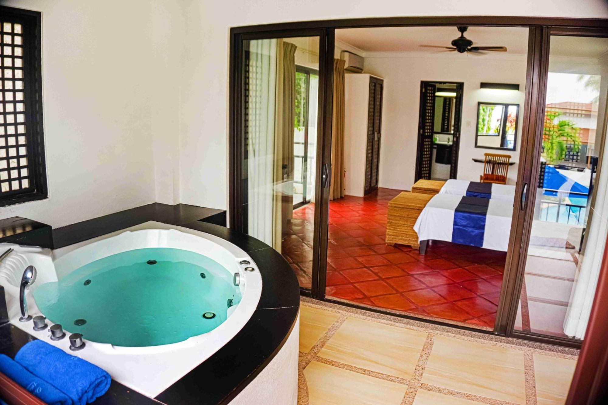 Out Of The Blue Resort Puerto Galera Exterior foto